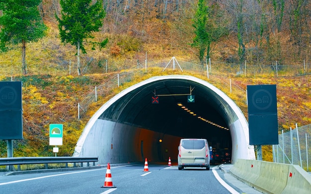 Krajobraz z ruchem samochodowym i mostem tunelowym na drodze w Bled, Słowenia. Wakacyjna podróż autostradą z naturą. Sceneria z napędem na Wakacyjną podróż latem