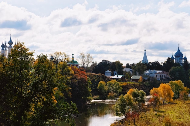 Krajobraz z rzeką Kamenka i Kremlem w Suzdal w Rosji.