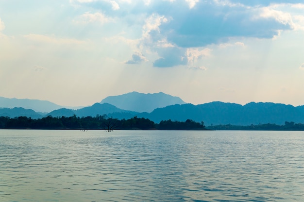 Zdjęcie krajobraz z vajiralongkorn dam w prowincji kanchanaburi tajlandii