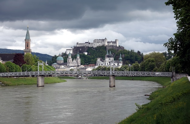 Krajobraz, Z Zamkiem Hohensalzburg Na Górze Festung W Salzburgu, Austria Widok Z Mostu Na Rzece Salzach Przy Pochmurnej Pogodzie