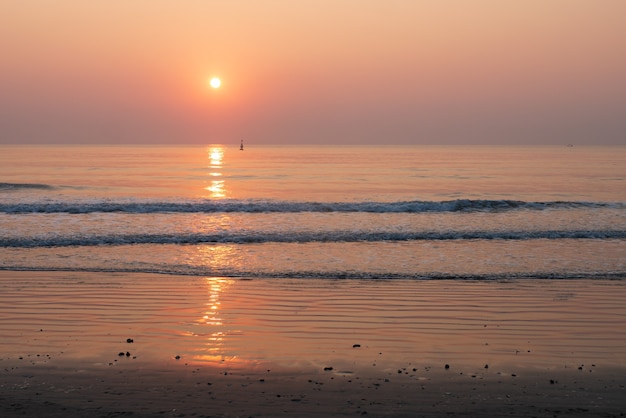 Krajobraz zachodu słońca nad oceanem