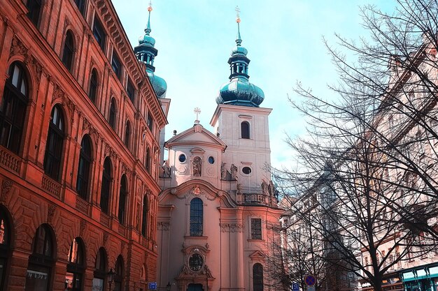 Krajobraz żółta Jesienna Praga / Panoramiczny Widok Na Czerwone Dachy Pragi, Czeskie Indyjskie Lato Krajobraz Z żółtymi Drzewami