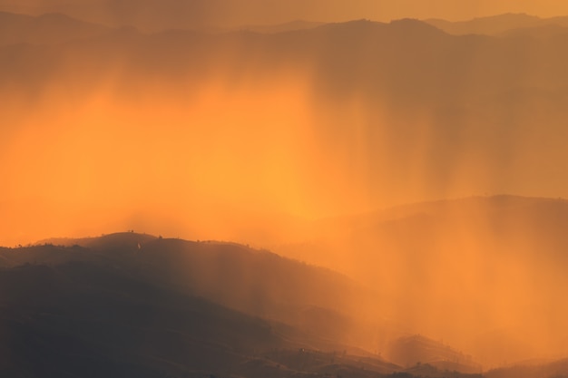 Krajobrazowa góra i ciepły światło i dżdżysty w naturze, Doi Inthanon, Chiangmai Tajlandia