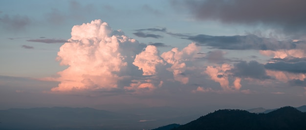Krajobrazowa scena góra i chmury przy półmrokiem.