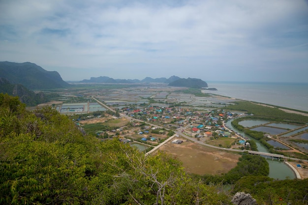 Krajobrazowy punkt widokowy w parku narodowym Khao Daeng Sam Roi Yod Prowincja Prachuapkhirikhan Tajlandia