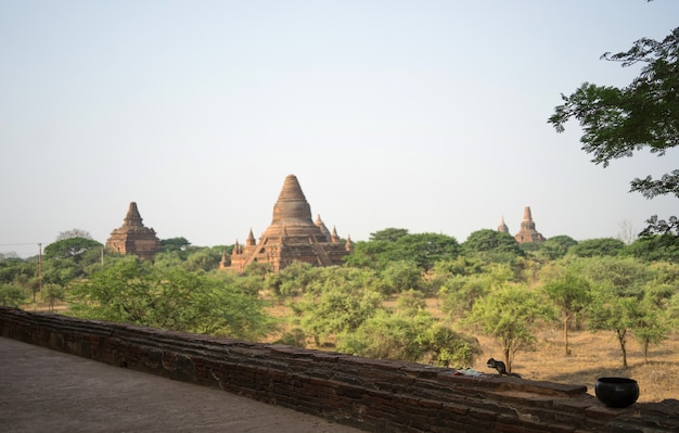 Zdjęcie krajobrazowy widok buddyjska świątynia w bagan