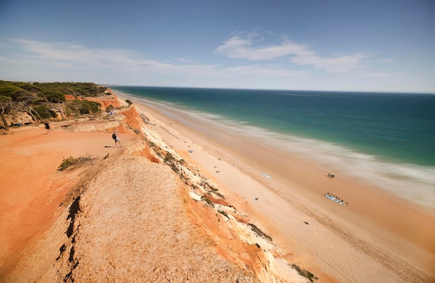 Krajobrazowy widok linii brzegowej pięknego punktu widokowego w Olhos de Agua na plażę falesia w Portugalii