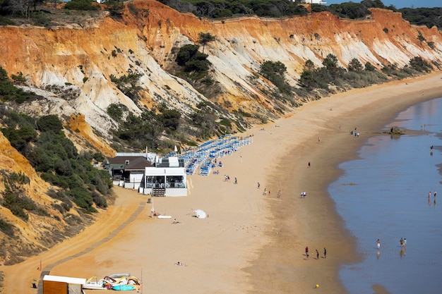 Krajobrazowy widok linii brzegowej pięknego punktu widokowego w Olhos de Agua na plażę falesia w Portugalii