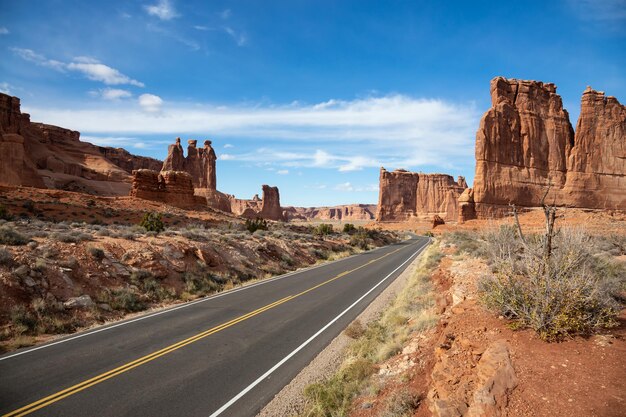 Krajobrazowy widok malowniczej drogi w kanionach czerwonej skały