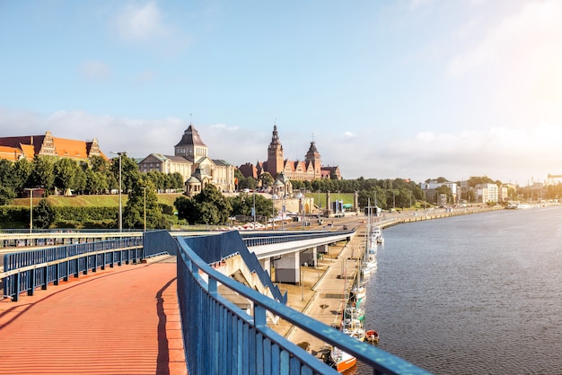 Krajobrazowy widok na Odrę z pięknymi budynkami w Szczecinie w Polsce