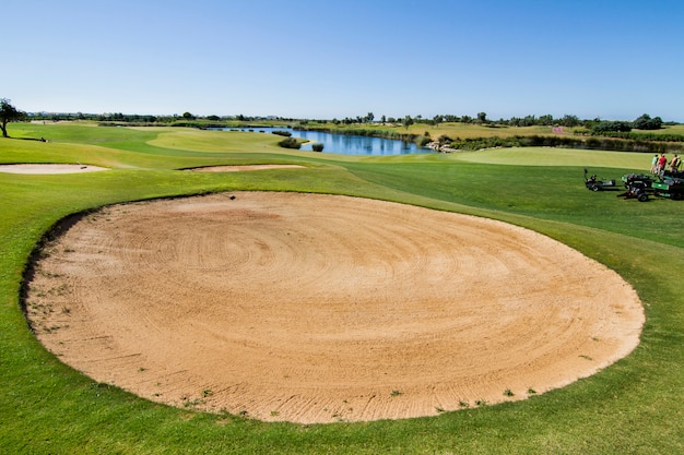 Krajobrazowy widok na pole golfowe w Algarve.