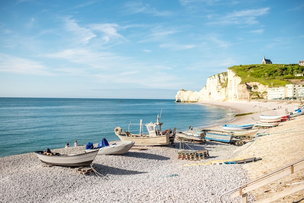 Krajobrazowy Widok Na Skaliste Wybrzeże I Plażę Ze Starymi łodziami W Mieście Etretat We Francji