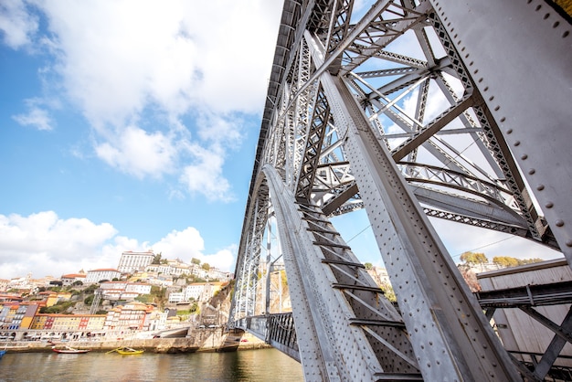 Krajobrazowy Widok Na Słynny żelazny Most W Mieście Porto, Portugalia