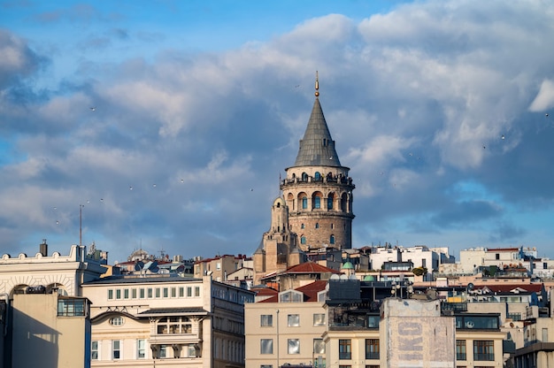 Krajobrazowy widok na Wieżę Galata pod błękitnym niebem jesienią