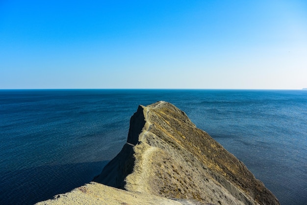 Krajobrazowy widok na wybrzeże Morza Czarnego w pobliżu kurortu Koktebel z przylądkiem Chameleon Krym Federacja Rosyjska