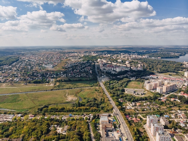 Krajobrazowy widok nad miastem na lato słonecznym dniu z chmury anteną i widokiem jezioro