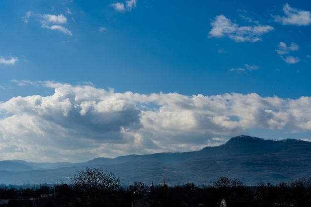 Krajobrazowy widok pięknego nieba nad dolinnymi wzgórzami