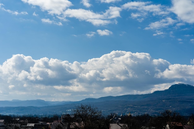 Krajobrazowy widok pięknego nieba nad górską doliną