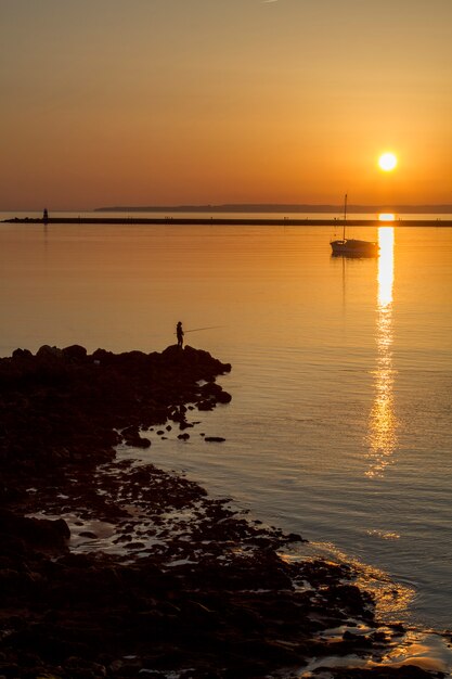 Krajobrazowy widok plaże blisko Ferragudo, Portugalia.