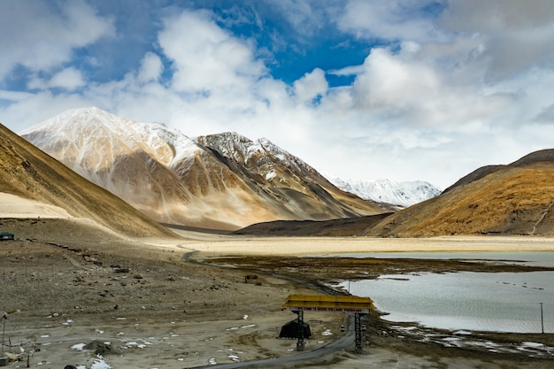 Krajobrazowy Wizerunek Pangong Jezioro I Góry Przeglądamy Tło W Ladakh, India.