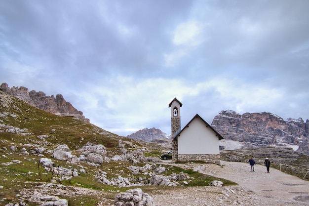 krajobrazy gór i jezior w dolomitach alpy włoskie