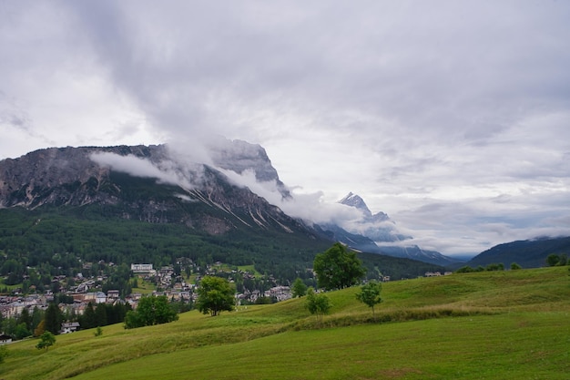 krajobrazy gór i jezior w dolomitachitaly