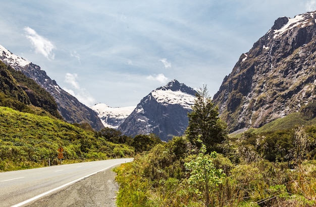 Krajobrazy Nowej Zelandii Głęboka dolina ze śladami lodowca