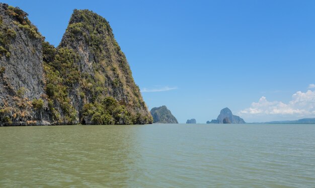 Krajobrazy wapiennej wyspy w Parku Narodowym Phang Nga Bay, Tajlandia