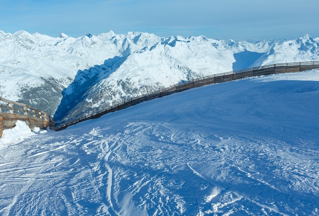 Krajobrazy ze szczytu stoków narciarskich na ośnieżonych stokach (Tyrol, Austria).