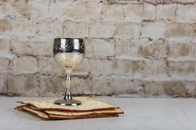 Zdjęcie krakersy z napojem na drewnianym stole przy ścianie