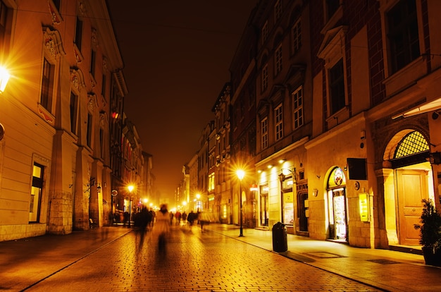 Krakowska ulica w centrum miasta nocą