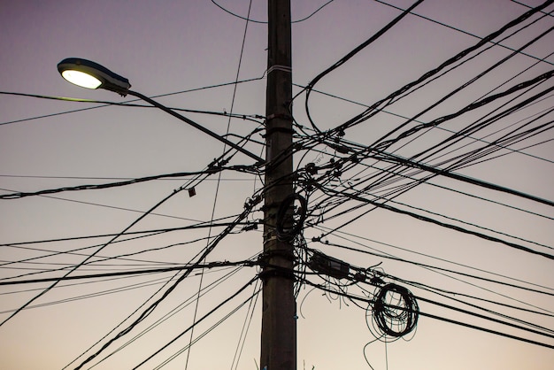Krata z kablami elektrycznymi jest niebezpieczna na Dominikanie