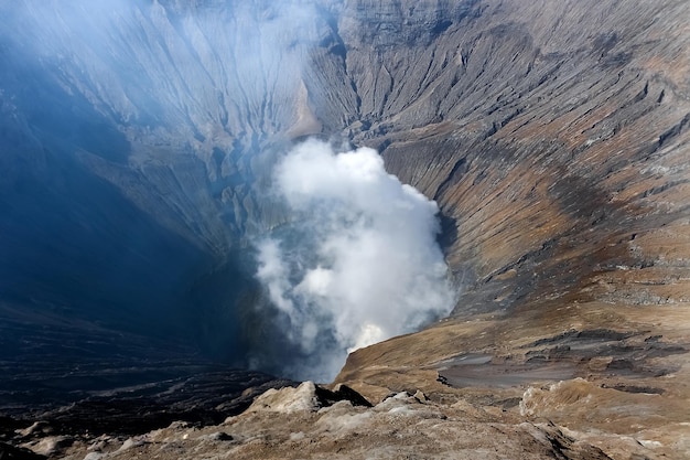 Krater aktywnego wulkanu Bromo w Indonezji Wyspa Jawa