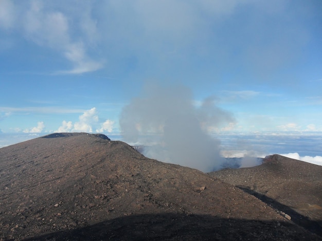 Krater czynnego wulkanu Slamet Mountain, Indonezja.