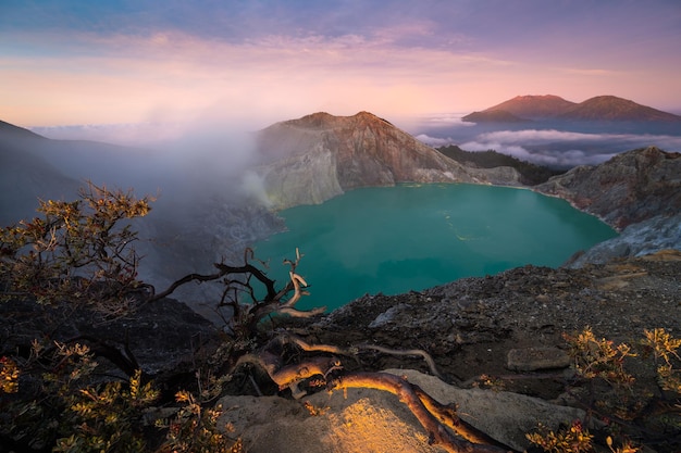 Zdjęcie krater kawah ijen we wschodniej części jawy w indonezji