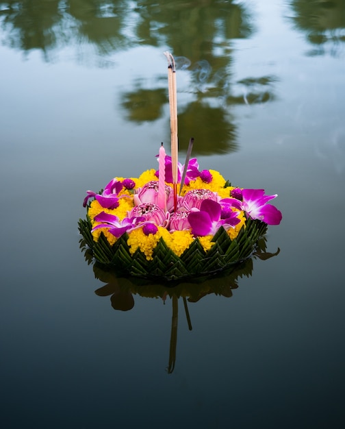 Zdjęcie krathong wykonany z liści banana i ozdobiony kwiatami