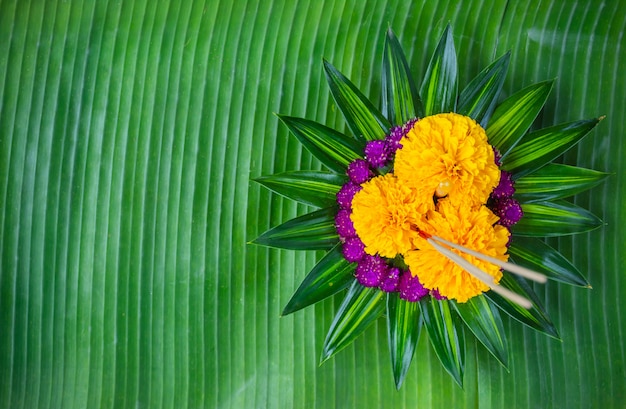 Krathong wykonany z naturalnych materiałów.