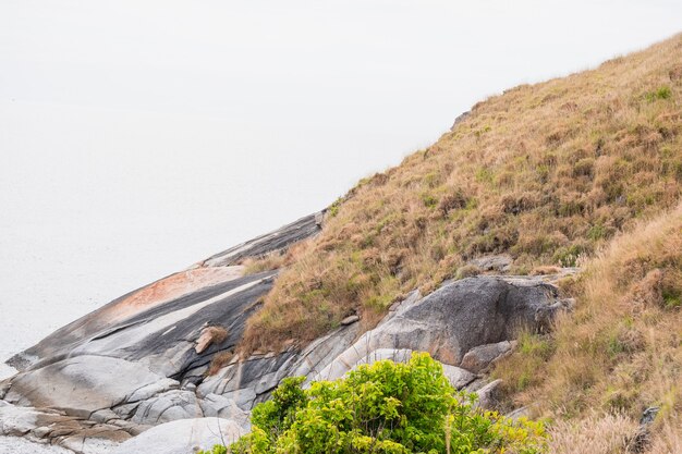 Krating Plaża I Krajobraz Wzgórza Z Wysokiego Punktu, Phuket, Tajlandia