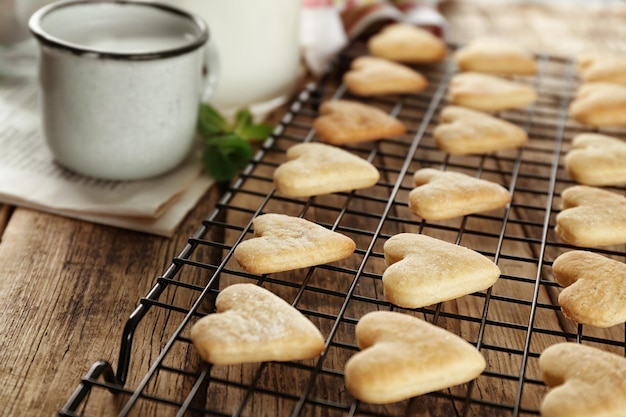 Kratka Do Pieczenia Z Ciasteczkami Maślanymi W Kształcie Serca Na Stole