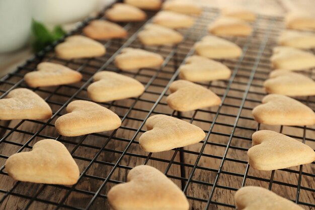 Kratka Do Pieczenia Z Ciasteczkami Maślanymi W Kształcie Serca Na Stole