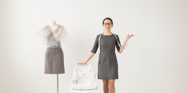 Krawcowa Projektantka Mody I Koncepcja Krawiecka Młoda Krawcowa Kobieta Z Szyciem Na Białym