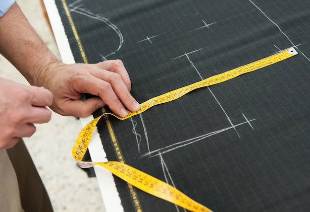 Krawiec lub projektant odzieży zaznaczający wzór
