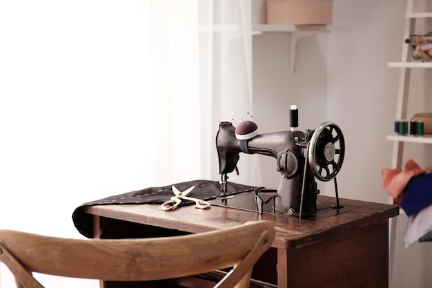 Krawieckie biurko ze starą szwalną maszyną