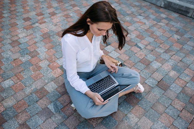 Kreatywna biznesowa kobieta styl życia laptop koncepcja procesu pracy na zewnątrz