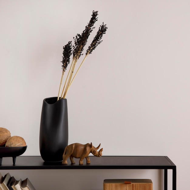 Zdjęcie kreatywna kompozycja minimalistycznego wnętrza z przestrzenią kopiowania czarnego komodu beżowego wazonu ściennego z