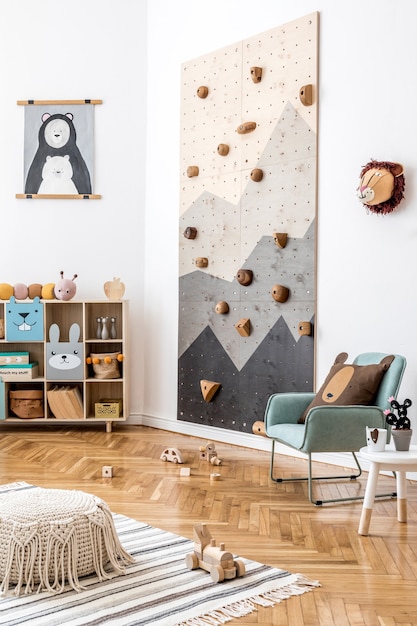 Kreatywna kompozycja stylowego i przytulnego wnętrza pokoju dziecięcego z pluszowymi zabawkami sofa, fotel, komoda, dywan i akcesoria