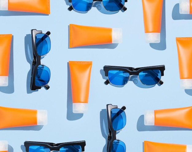 Kreatywna kompozycja z balsamem do opalania i okularami przeciwsłonecznymi Koncepcja pielęgnacji ciała Pielęgnacja urody Letnie wakacje na plaży