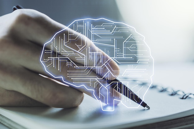 Kreatywna koncepcja sztucznej inteligencji ze szkicem ludzkiego mózgu i ręką człowieka piszącą w pamiętniku na tle Podwójna ekspozycja