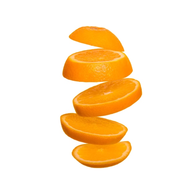 Kreatywna koncepcja z latającą pomarańczą Pokrojona pomarańcza na białym owocu Levity