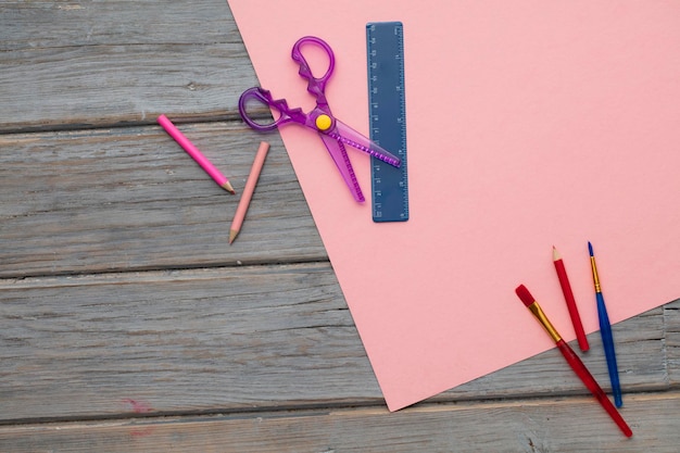 Kreatywne artykuły hobbystyczne na różowym papierze narzutowym na biurko